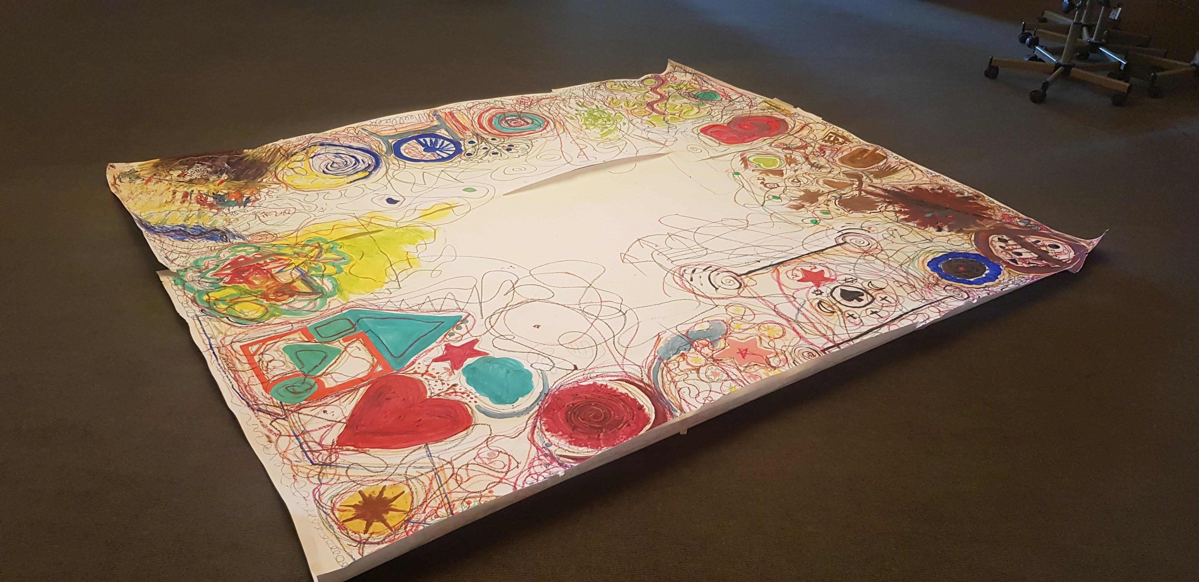 Ein großes buntes gemaltes Bild von einer Gruppe gemalt im Kunsttherapeutischen Workshop